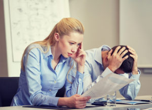 Geschäftsleute, die im Büro sich treffen