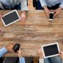 Business-Team mit Smartphones und Tablet-PCs