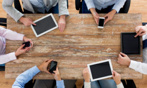 Business-Team mit Smartphones und Tablet-PCs