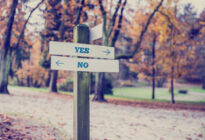 Holzbalken mit Aufschrift "Yes" und "No"