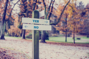 Holzbalken mit Aufschrift "Yes" und "No"