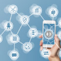 Blockchain und bitcoin Konzept sichtbar gemacht durch Handy und blauen Hintergrund