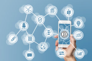 Blockchain und bitcoin Konzept sichtbar gemacht durch Handy und blauen Hintergrund