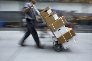 Lieferung auf dem Transportwagen von Hand