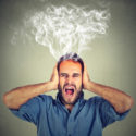 gestresster Mann schreit frustriert überfordert Dampf kommt aus dem Kopf