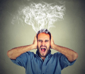 gestresster Mann schreit frustriert überfordert Dampf kommt aus dem Kopf