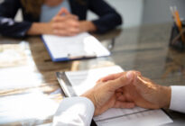 Businessmann sitzt mit Businessfrau am Schreibtisch