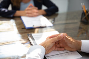 Businessmann sitzt mit Businessfrau am Schreibtisch