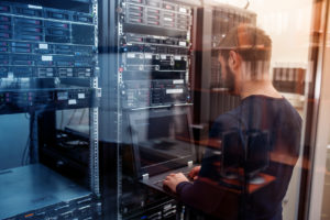 Netzwerktechniker, der im Serverraum arbeitet