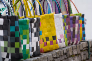 Upcycling, hier Handtaschen aus dem Verschnitt von Gurtmaterialien, ist ein kostengünstiger Weg, aus Umweltschutz Profit zu generieren. fotolia.com © alho007
