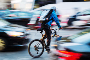 Steigende Urbanisierung, hohe Geschwindigkeit, kleiner Umwelt-Fußabdruck. Das perfekte Rezept, um durch Fahrradkuriere mehrere Fliegen mit einer Klappe zu schlagen. fotolia.com © Christian Müller