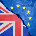 brexit blaue Flagge der Europäischen Union EU auf defekter Wand und halber Großbritannien-Flagge