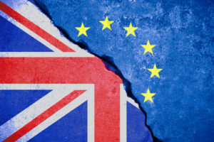 brexit blaue Flagge der Europäischen Union EU auf defekter Wand und halber Großbritannien-Flagge