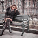 Traurige Frau sitzt auf einer Bank