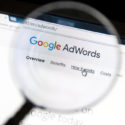 Google Adwords-Website unter einer Lupe