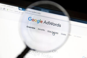 Google Adwords-Website unter einer Lupe