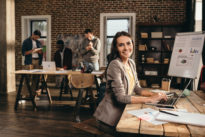 Personen in einem Büro