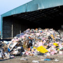 Müll in einem Abfallentsorgungszentrum angehäuft