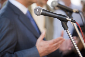 Rede halten am Mikrofon