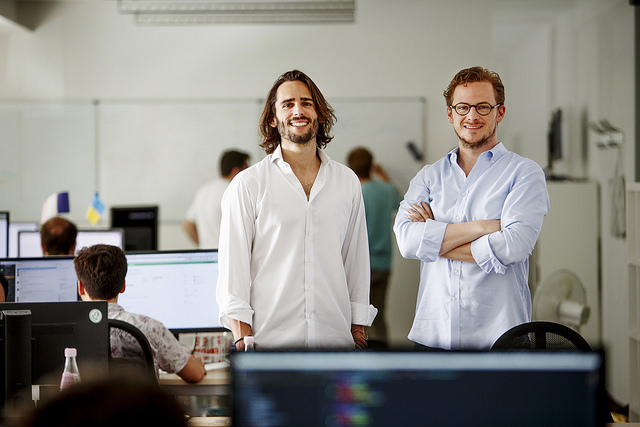 Die Gründer und Geschäftsführer der Helpling GmbH Philip Huffmann und Benedikt Franke in ihrem Berliner Büro. Foto: Helpling