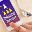 Hand-Touch-Smartphone und Ohrhörer mit Influencer Marketing