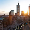 Sonnenuntergang mit Wolkenkratzer in der Frankfurter Innenstadt