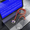 Laptop mit blauem Fehlerbildschirm und Stethoskop