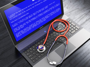 Laptop mit blauem Fehlerbildschirm und Stethoskop
