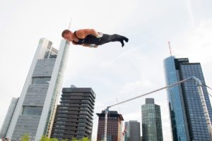 Fabian Hambüchen zeigt seine Routine am Reck über den Dächern Frankfurts