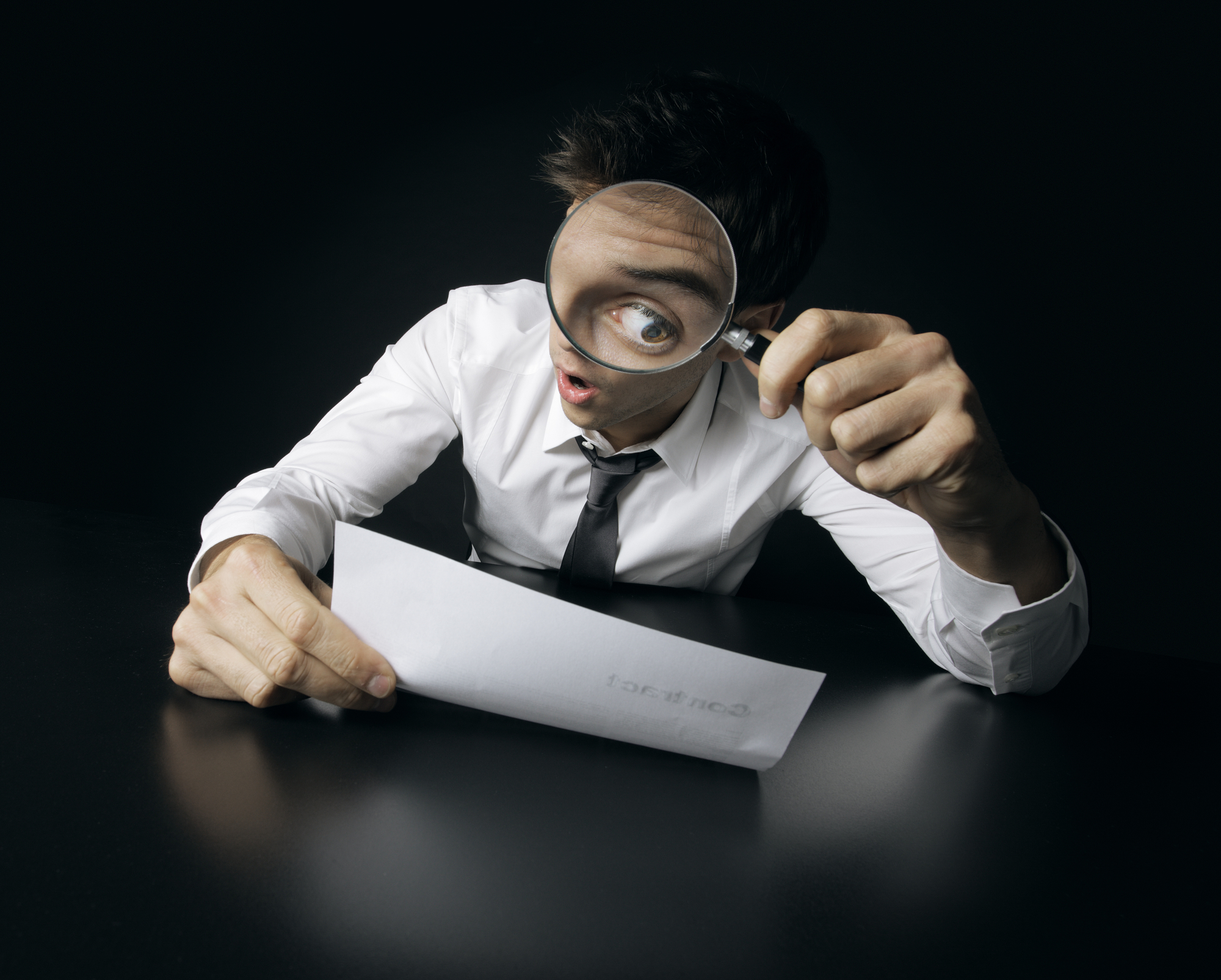 Contract through. Contract through. Судебно-бухгалтерская экспертиза. Contract through. Человек читает договор.