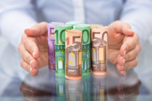 Handschutz rollte oben Eurobanknote