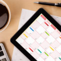 Tablet-PC, der Kalender auf Schirm mit einem Tasse Kaffee an einem Tag zeigt