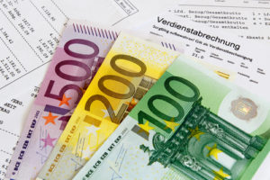 Gehaltsabrechnung mit Banknoten