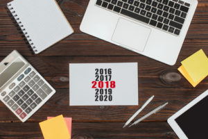 Kalender von 2018 auf einem Schreibtisch