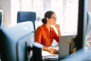 Geschäftsfrau, die an ihrem Schreibtisch arbeitet