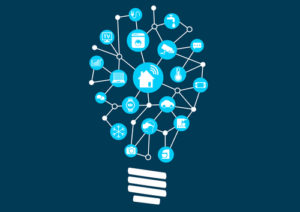Smart Home Automation als Vorbild für die Digitalisierung. Glühbirne mit angeschlossenen Geräten zur Ideenfindung.