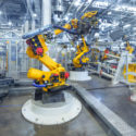 Roboter in einer Autofabrik