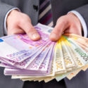Geschäftsmann mit Geld in der Hand