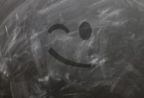 Verschmutzte Tafel mit einem zwinkernden Smiley