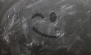 Verschmutzte Tafel mit einem zwinkernden Smiley