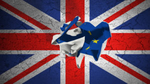 Zerknittertes Papier des Austrittsrollen mit blauer Flagge der Europäischen Gemeinschaft EU auf Schmutztiger Großbritannien-Flagge