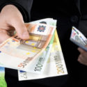 Hand, die Eurobanknotengeld gibt