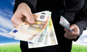 Hand, die Eurobanknotengeld gibt