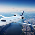 Privatjet-Flugzeug im blauen Himmel