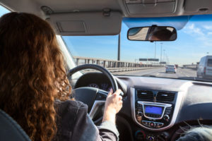 Frau, die Auto auf Landstraße, Innenansicht fährt