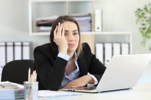 Frustrierte Exekutive, die Kamera im Büro betrachtet