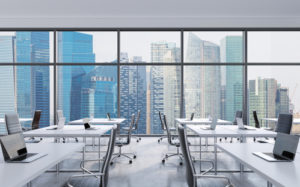 Arbeitsplätze in einem modernen panoramischen Büro, Singapur-Stadtansicht von den Fenstern. Freifläche. Weiße Tische und schwarze Ledersessel. Ein Konzept der Finanzberatung. 3D-Rendering.