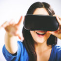 Frau, die einen Kopfhörer der virtuellen Realität verwendet