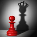 Schachfigur mit dem Schatten eines Königs