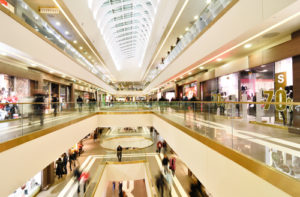 Panoramablick auf ein modernes Einkaufszentrum